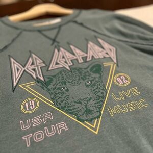 Def Leppard Sweatshirt Embroidered Front 90’s Style Distressed Women’s XL